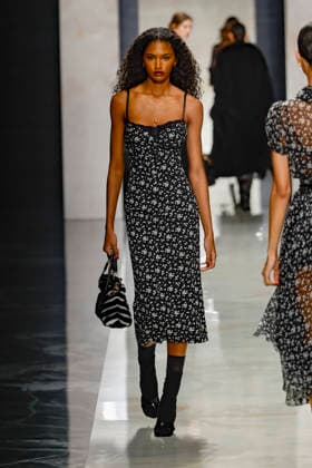 A model wearing an original creation from the womenswear winter 2026 collections in Milan from the house of Dolce Gabbana Défilé Dolce Gabbana Collection Prêt à Porter Automne Hiver 2026 2027 lors de la Fashion Week de Milan MLFW , le 28 février 2026 Dolce Gabbana Fashion Show Ready to Wear Collection Fall Winter 2026 2027 at Milan Fashion Week, on February 28th, 2026 Milan Italie  Copyright: xAgencex xBestimagexAgencex xBestimagex