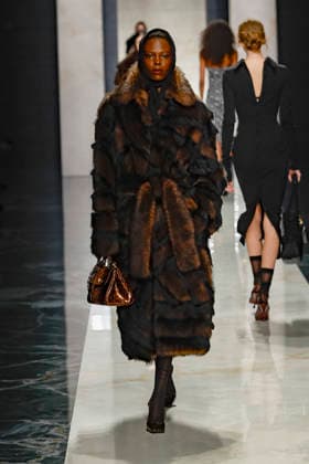 A model wearing an original creation from the womenswear winter 2026 collections in Milan from the house of Dolce Gabbana Défilé Dolce Gabbana Collection Prêt à Porter Automne Hiver 2026 2027 lors de la Fashion Week de Milan MLFW , le 28 février 2026 Dolce Gabbana Fashion Show Ready to Wear Collection Fall Winter 2026 2027 at Milan Fashion Week, on February 28th, 2026 Milan Italie  Copyright: xAgencex xBestimagexAgencex xBestimagex