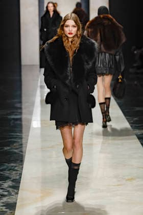 A model wearing an original creation from the womenswear winter 2026 collections in Milan from the house of Dolce Gabbana Défilé Dolce Gabbana Collection Prêt à Porter Automne Hiver 2026 2027 lors de la Fashion Week de Milan MLFW , le 28 février 2026 Dolce Gabbana Fashion Show Ready to Wear Collection Fall Winter 2026 2027 at Milan Fashion Week, on February 28th, 2026 Milan Italie  Copyright: xAgencex xBestimagexAgencex xBestimagex