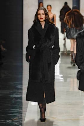 A model wearing an original creation from the womenswear winter 2026 collections in Milan from the house of Dolce Gabbana Défilé Dolce Gabbana Collection Prêt à Porter Automne Hiver 2026 2027 lors de la Fashion Week de Milan MLFW , le 28 février 2026 Dolce Gabbana Fashion Show Ready to Wear Collection Fall Winter 2026 2027 at Milan Fashion Week, on February 28th, 2026 Milan Italie  Copyright: xAgencex xBestimagexAgencex xBestimagex