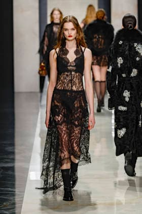 A model wearing an original creation from the womenswear winter 2026 collections in Milan from the house of Dolce Gabbana Défilé Dolce Gabbana Collection Prêt à Porter Automne Hiver 2026 2027 lors de la Fashion Week de Milan MLFW , le 28 février 2026 Dolce Gabbana Fashion Show Ready to Wear Collection Fall Winter 2026 2027 at Milan Fashion Week, on February 28th, 2026 Milan Italie  Copyright: xAgencex xBestimagexAgencex xBestimagex