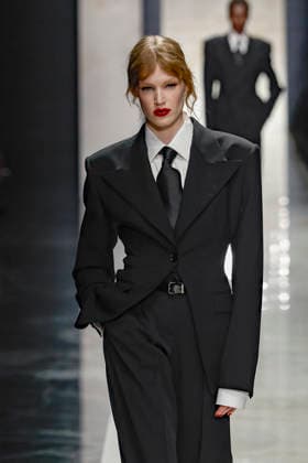 A model wearing an original creation from the womenswear winter 2026 collections in Milan from the house of Dolce Gabbana Défilé Dolce Gabbana Collection Prêt à Porter Automne Hiver 2026 2027 lors de la Fashion Week de Milan MLFW , le 28 février 2026 Dolce Gabbana Fashion Show Ready to Wear Collection Fall Winter 2026 2027 at Milan Fashion Week, on February 28th, 2026 Milan Italie  Copyright: xAgencex xBestimagexAgencex xBestimagex
