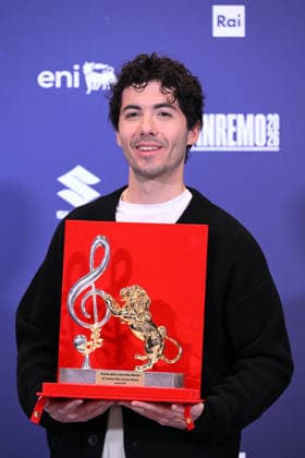 March 1, 2026, Sanremo, Rome, Italia: Fulminacci poses with the Mia Martini Critics award during a photocall at the 76th Sanremo Italian Song Festival, Sanremo, Italy, 01 March 2026. The 76th Sanremo Italian Song Festival started on 24 February and concluded on the evening of 28 February 2026.....1 Mar 2026 Sanremo Italia  - ZUMAa289 20260301_zia_a289_256 Copyright: xMariaxLauraxAntonellix