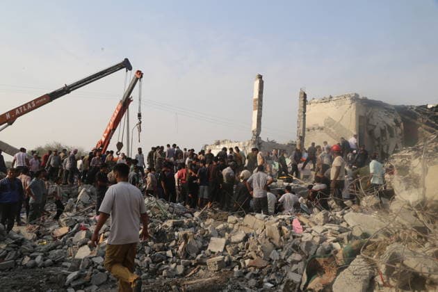 News Themen der Woche KW09 (260301) -- TEHRAN, March 1, 2026 -- Rescuers and local residents try to save the wounded from debris at an attacked girls elementary school in Minab, Iran s southern province of Hormozgan, Feb. 28, 2026. The death toll from a joint U.S.-Israeli strike on a girls elementary school in Iran s southern province of Hormozgan rose to 148, semi-official Tasnim news agency reported on Sunday. The attack also left 95 people wounded, local prosecutor Ebrahim Taheri was quoted as saying. ( Handout via Xinhua) IRAN-HORMOZGAN-MINAB-ELEMENTARY SCHOOL-DEATH-RISING MehrxNewsxAgency 