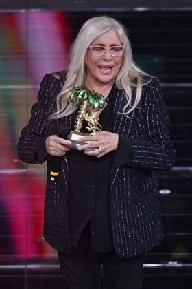 IPP photo felice de martino sanremo 01 03 2026 episode of the broadcast Sunday IN in the photo mara venier with the sanremo award in hand