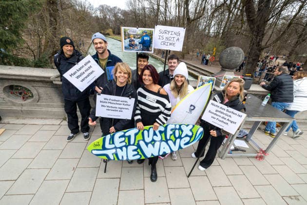 News Themen der Woche KW09 Surfer veranstalten eine Demo für die Eisbachwelle , Protestveranstaltung läuft unter dem Motto Verschleppt, Vertagt, Verhindert Save Munich Culture gegen Verwaltungsirrsinn in München Datum: 01.03.2026 *** Surfers organize a demo for the Eisbachwelle , Protest event runs under the motto Verschleppt, Vertagt, Verhindert Save Munich Culture against administrative madness in Munich Date 01 03 2026