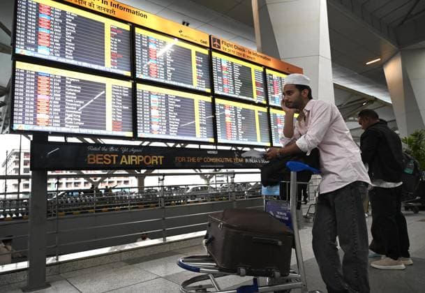News Themen der Woche KW09 NEW DELHI, INDIA - MARCH 1: A passenger Mohd Umardaraz from Bijnor Uttar Pradesh stranded at Terminal-3 Delhi airport after his flight for Kuwait is cancelled due to airspace restrictions over Iran and parts of the Middle East on March 1, 2026 in New Delhi, India. Sixty flight departures and 40 arrivals have been cancelled at Delhi’s Indira Gandhi International Airport till late afternoon. The Middle East region remained tense on Sunday as missiles flew across it after the US and Israel attacked Iran, and the Islamic republic retaliated. (Photo by Arvind Yadav Hindustan Times) Many Flights Cancelled At Delhi Airport Due To US-Israel-Iran War