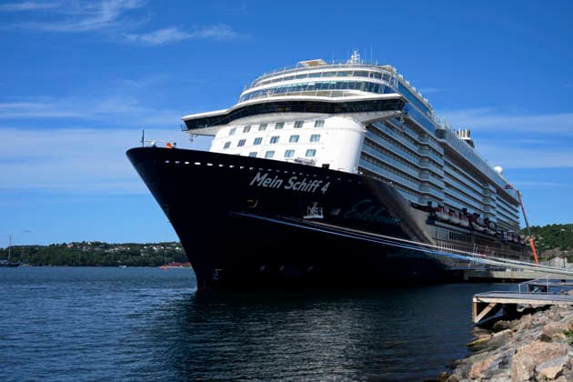 Das Kreuzfahrtschiffs Mein Schiff 4 (Valletta) des Reiseveranstalters TUI im Hafen von Kristiansand (Norwegen). Die Kreuzfahrtschiffe der Tui liegen derzeit im Persischen Golf und damit genau im Zielgebiet iranischer Raketenangriffe. (Themenbild, Symbolbild) Kristiansand, 28.07.2025 Agder Norwegen *** The cruise ship Mein Schiff 4 Valletta of the tour operator TUI in the port of Kristiansand Norway Tuis cruise ships are currently moored in the Persian Gulf and thus right in the target area of Iranian missile attacks Theme image, symbolic image Kristiansand, 28 07 2025 Agder Norway Copyright: xDwixAnoraganingrumx