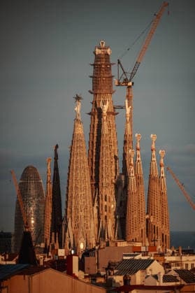 News Themen der Woche KW09 March 1, 2026, Barcelona, Catalonia, Spain: The sunset-lit Sagrada FamoÂ­lia rises above the Barcelona skyline, crowned by the newly completed cross atop the Tower of Jesus Christ, now the tallest church in the world, while scaffolding and cranes remain as construction continues. Barcelona Spain - ZUMAo105 20260301_fap_o105_005 Copyright: xMatthiasxOesterlex