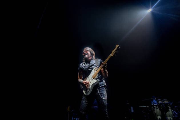 Juanes performs at the Movistar Arena The singer Juanes during his concert at the Movistar Arena, on March 1, 2026, in Madrid Spain The Colombian artist Juanes, winner of multiple Grammy and Latin Grammy, has returned to Spain to offer a unique concert at the Movistar Arena in Madrid in which he has reviewed his career and performed his greatest hits Volverte a Ver, La Camisa Negra, A Dios Le Pido, Nada Valgo Sin Tu Amor, among others 01 MARCH 2026 JUANES MOVISTAR ARENA ESPAÑA MADRID ARTIST CONCERT ACTION Madrid Madrid Madrid Spain  Copyright: xRicardoxRubiox 7330397