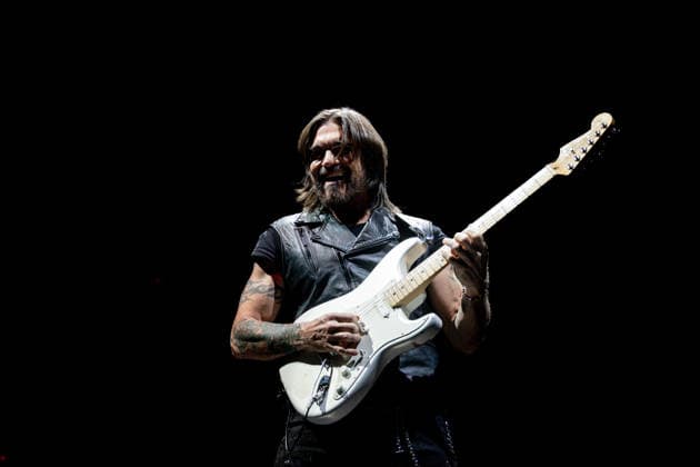 Juanes performs at the Movistar Arena The singer Juanes during his concert at the Movistar Arena, on March 1, 2026, in Madrid Spain The Colombian artist Juanes, winner of multiple Grammy and Latin Grammy, has returned to Spain to offer a unique concert at the Movistar Arena in Madrid in which he has reviewed his career and performed his greatest hits Volverte a Ver, La Camisa Negra, A Dios Le Pido, Nada Valgo Sin Tu Amor, among others 01 MARCH 2026 JUANES MOVISTAR ARENA ESPAÑA MADRID ARTIST CONCERT ACTION Madrid Madrid Madrid Spain  Copyright: xRicardoxRubiox 7330387