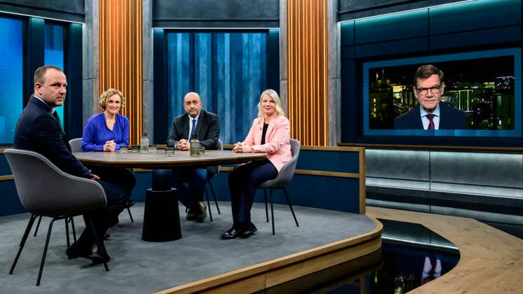 In the picture, from left Peter Neumann, Azadeh Zamirirad, Caren Miosga, Omid Nouripour, Annett Meiritz, GER, Berlin, studio, guest on Caren Miosga s political talk show, TV, format, with presenter, Das Erste, from Adlershof Ð at Studio 20, topic War in the Middle EastÑwill the regime in Iran now fall , March 1, 2026 Copyright: HMBxMedia UwexKoch