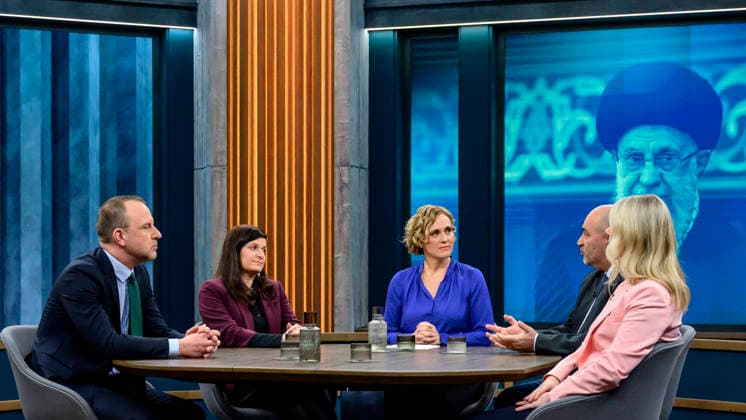 In the picture, from left Peter Neumann, Azadeh Zamirirad, Caren Miosga, Omid Nouripour, Annett Meiritz, GER, Berlin, studio, guest on Caren Miosga s political talk show, TV, format, with presenter, Das Erste, from Adlershof Ð at Studio 20, topic War in the Middle EastÑwill the regime in Iran now fall , March 1, 2026 Copyright: HMBxMedia UwexKoch