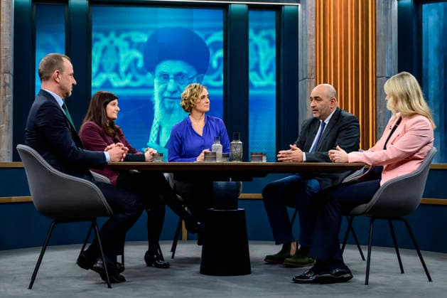 In the picture, from left Peter Neumann, Azadeh Zamirirad, Caren Miosga, Omid Nouripour, Annett Meiritz, GER, Berlin, studio, guest on Caren Miosga s political talk show, TV, format, with presenter, Das Erste, from Adlershof Ð at Studio 20, topic War in the Middle EastÑwill the regime in Iran now fall , March 1, 2026 Copyright: HMBxMedia UwexKoch