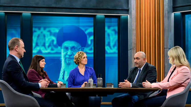 In the picture, from left Peter Neumann, Azadeh Zamirirad, Caren Miosga, Omid Nouripour, Annett Meiritz, GER, Berlin, studio, guest on Caren Miosga s political talk show, TV, format, with presenter, Das Erste, from Adlershof at Studio 20, topic War in the Middle East will the regime in Iran now fall , March 1, 2026 Copyright: HMBxMedia UwexKoch
