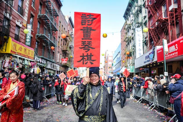 News Themen der Woche KW09 March 1, 2026, New York, New York, United States: A man holds a sign written with Chinese during the 28th Chinatown Lunar New Year Parade & Festival held in Chinatown comprising of over 100 organizations and Chinese companies in NYC and surrounding area. This year marks the year of the Fire Horse. New York United States - ZUMAo116 20260301_znp_o116_010 Copyright: xBiancaxOterox