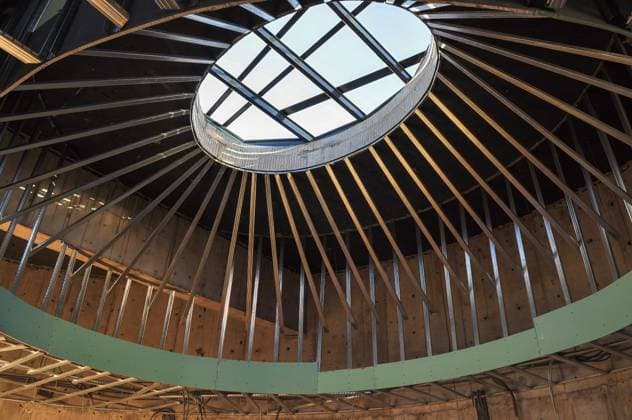 Der Blick auf eine im Bau befindliche Metallkuppel offenbart ein modernes Oberlicht, das architektonische Brillanz ausstrahlt. A modern building interior featuring metal framework and a striking oval skylight, capturing architectural design in progress. (License=RF) Copyright: xZoonar.com AndriixAbryutinx 24730284