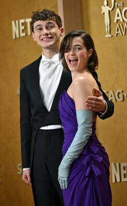 Sarah Catherine Hook (R) and Sam Nivola arrive for the 32nd Annual Actor Awards presented by SAG-AFTRA at the Shrine Auditorium and Expo Hall in Los Angeles, California on Sunday, March 1, 2026.  LAP202603011703 CHRISxCHEW