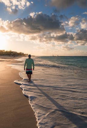 Man walking along beautiful sandy beach in Caribbean at sunset. Grace Bay, Caicos Islands, Turks and Caicos Islands CR_DOHO260226B-1973365-01 ,model released, Symbolfoto