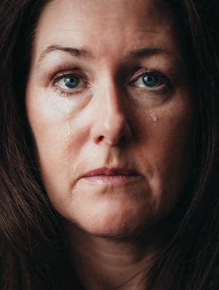 Close up of woman crying with tears running down her face. Kingston, Ontario, Canada CR_DOHO260227A-1974522-01 ,model released, Symbolfoto