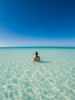 Woman in swimsuit in turquoise ocean water of Caribbean. Grace Bay, Caicos Islands, Turks and Caicos Islands CR_DOHO26022882-1973353-01 ,model released, Symbolfoto