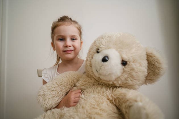 Little girl playing with a soft toy bear. Education and parenting Corby, England, United Kingdom CR_ATMT260301A-1975871-01 ,model released, Symbolfoto