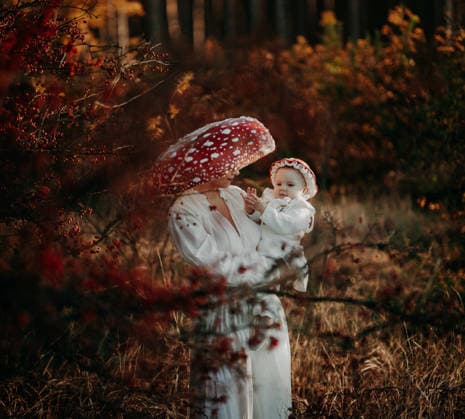Mother and little newborn baby girl in mushroom costume at forest Odesa, Odesa Oblast, Ukraine CR_KRKR260301-1975863-01 ,model released, Symbolfoto