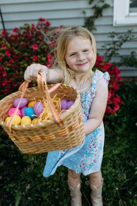 IMAGO Creative, Ostern, Bräuche, Eiersuche #2 Child proudly holding up filled Easter egg basket Jackson, Missouri, United States CR_WEKW260301-1975832-01 ,model released, Symbolfoto