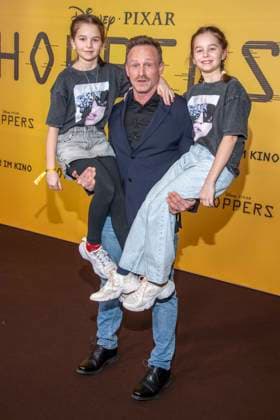 abb Nina, Markus Ertelt and Eli on the black carpet at the special screening of Hoppers at Zoo Palast Berlin Sunday 01 03 2026 in Berlin Berlin Germany