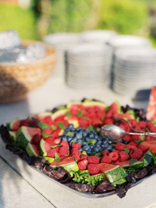 IMAGO Creative, Lifestyle, Feste im Garten #2 Fruit platter serving fresh summer berries and watermelon on a b United States, Colorado, Denver R_FBJQ260218A-1964654-01