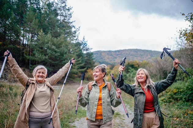 IMAGO Creative, Ostern, Bräuche, Osterspaziergang #2 Group of mature female friends enjoying countryside walk. Group of mature female friends enjoying countryside walk. Senior friendship. model released