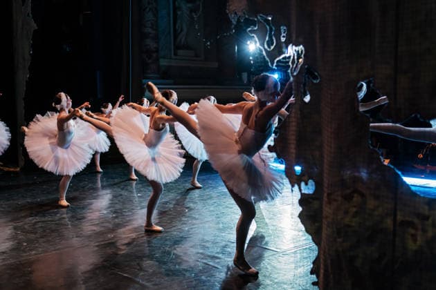Classical ballerinas performing elegant ballet dance on stage. Saint Petersburg, Saint Petersburg, Russia R_YFCG26030142-1975604-01 ,model released, Symbolfoto