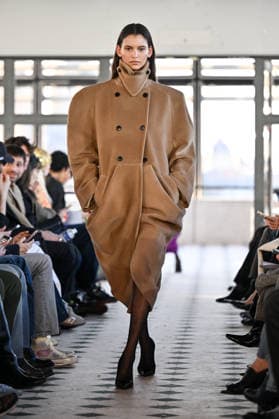 PFW Burc Akyol Runway A model walks the runway at the Burc Akyol show during Fashion Week in Paris, France on March 2, 2026. Photo by Julien Reynaud APS-Medias ABACAPRESS.COM Paris France  Copyright: xReynaudxJulien APS-Medias ABACAx