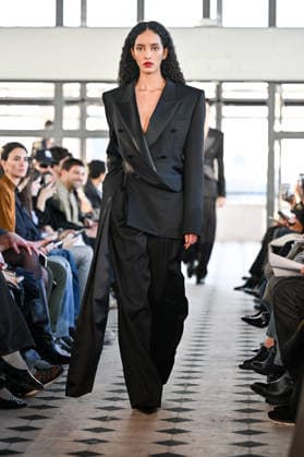 PFW Burc Akyol Runway A model walks the runway at the Burc Akyol show during Fashion Week in Paris, France on March 2, 2026. Photo by Julien Reynaud APS-Medias ABACAPRESS.COM Paris France  Copyright: xReynaudxJulien APS-Medias ABACAx