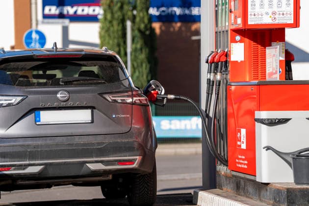 Ein Fahrzeug beim Tanken an einer Tankstelle. Symbolbild zum Thema steigende Benzin- und Dieselpreise im Zusammenhang mit internationalen Energiepreisentwicklungen und geopolitischen Spannungen im Iran und im Nahen Osten. *** A vehicle filling up at a petrol station Symbolic image on the subject of rising petrol and diesel prices in the context of international energy price trends and geopolitical tensions in Iran and the Middle East Copyright: MarcoxBader