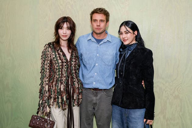 Fashion designer Jonathan Anderson between guests at the greeting of Christian Dior Collection Femme Prêt à Porter Automne Hiver 2026 2027 fashion show during Paris Fashion Week PFW at Jardin des Tuileries, in Paris, France, on March 3rd, 2026 Olivier Borde Bestimage Greeting of Christian Dior Women Ready to Wear Fall Winter 2026 2027 Collection fashion show, during Paris Fashion Week at Jardin des Tuileries, in Paris, France, on March 3rd, 2026 Paris France  Copyright: xOLIVIERxBORDEx xBESTIMAGExOLIVIERxBORDEx xBESTIMAGEx