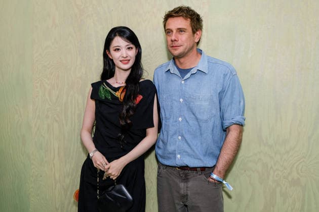 Churan Wang et J W Anderson au greeting du défilé Christian Dior Collection Femme Prêt à Porter Automne Hiver 2026 2027 lors de la Fashion Week de Paris PFW au Jardin des Tuileries, à Paris, France, le 3 mars 2026 Olivier Borde Bestimage Greeting of Christian Dior Women Ready to Wear Fall Winter 2026 2027 Collection fashion show, during Paris Fashion Week at Jardin des Tuileries, in Paris, France, on March 3rd, 2026 Paris France  Copyright: xOLIVIERxBORDEx xBESTIMAGExOLIVIERxBORDEx xBESTIMAGEx