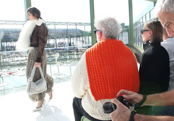 Le défilé devant Pedro Almodovar et Charlize Theron Célébrités au Défilé de Mode Dior, Prêt à porter Automne Hiver 2026 2027, Front Row, dans le cadre de la Fashion Week de Paris, France, le 03 Mars 2026 Bertrand Rindoff Bestimage Celebs attend the Dior Womenswear Fall Winter 2026 2027 show as part of Paris Fashion Week on March 03, 2026 in Paris, France Paris France  Copyright: xBERTRANDxRINDOFFxPETROFFx xBESTIMAGExBERTRANDxRINDOFFxPETROFFx xBESTIMAGEx