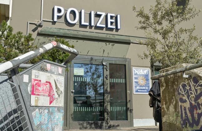 Kotti-Wache, Polizeiwache am Kottbusser Tor, Kreuzberg, Berlin, Deutschland *** Kotti Wache, police station at Kottbusser Tor, Kreuzberg, Berlin, Germany