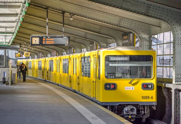 U-Bahn, U3, Hochbahn, Zug, Bahnhof Kottbusser Tor, Kreuzberg, Bezirk Friedrichshain-Kreuzberg, Berlin, Deutschland *** Underground, U3, elevated railroad, train, Kottbusser Tor station, Kreuzberg, Friedrichshain Kreuzberg district, Berlin, Germany