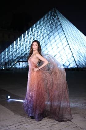 PFW Le Grand Diner du Louvre Arrivals Photocall Eileen Gu attending the Le Grand Diner du Louvre Arrivals Photocall at the Musee du Louvre as part of Paris Fashion Week on March 03, 2026 in Paris, France. Photo by Jerome Dominé ABACAPRESS.COM Paris France  Copyright: xDominexJerome ABACAx
