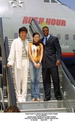 RUSH HOUR July 26, 2001 - RUSH HOUR 2 & UNITED AIRLINES FLIGHT PROMO.AT LAX AIRPORT.JACKIE CHAN, ZHANG ZIYI & CHRIS TUCKER. FITZROY BARRETT 7-26-2001 K22577FB (D) Copyright: xFitzroyxBarrettx