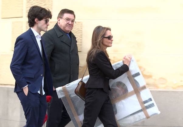 Funeral chapel for Fernando Ónega at the Casa de Galicia in Madrid Ángela Rodrigo, wife of Fernando Ónega, and Fernando Onega Jr arrive at the funeral chapel located at the Casa de Galicia in Madrid, on March 4, 2026, in Madrid Spain Journalist Fernando Ónega has died at the age of 78 JOURNALIST FERNANDO ÓNEGA WEDDING CHAPEL CASA DE GALICIA 04 MARCH 2026 Europa Press 04 03 2026 Madrid Madrid Madrid Espana  Copyright: xEuropaxPressx 7335958
