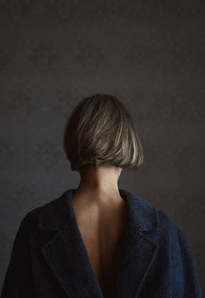 Back view on a blond woman wearing coat vice versa New York, New York, United States CR_ARZH250612-1767469-01 ,model released, Symbolfoto