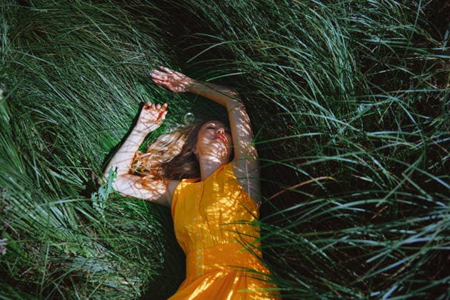 Carefree and serene blond woman relaxing in a grass Los Angeles, California, United States CR_ARZH250620B-1768909-01 ,model released, Symbolfoto
