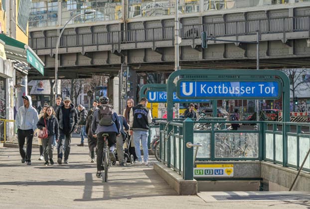 Eingang U-Bahnhof, Straßenszene, Kottbusser Tor, Kreuzberg, Berlin, Deutschland *** U station entrance, street scene, Kottbusser Tor, Kreuzberg, Berlin, Germany