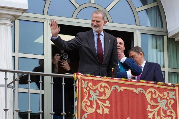 Felipe VI visits the Town Hall of Dos Hermanas Seville King Felipe VI greets from the balcony of the Town Hall of Dos Hermanas On March 4, 2026 in Dos Hermanas, Seville Andalusia, Spain King Felipe VI goes this Wednesday, March 4, 2026 to the Town Hall of Dos Hermanas, where he will be received by the mayor of the town, Paco Rodriguez, will greet the municipal corporation and sign in the Book of Honor of the city The Consistory calls it an honor and highlights the historical link with the Royal House his parents visited in 1987 04 MARCH 2026 Francisco J Dos Hermanas, Sevilla Andalucia Dos Hermanas, Sevilla Andalucia Espana Copyright: xFranciscoxJ.xOlmox 7336555