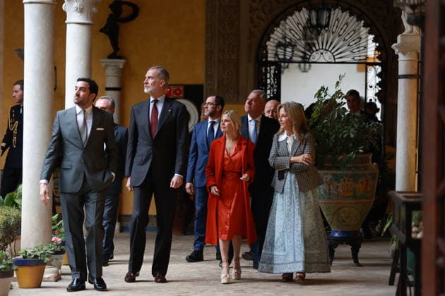 King Felipe VI visits the exhibition Cayetana Grande de Espana in Seville King Felipe VI 2i , accompanied by the Duchess of Montoro and curator of the exhibition, Eugenia Martínez de Irujo 2d , opens in Seville the exhibition Cayetana Grande de Espana , which commemorates the centenary of the birth of Cayetana de Alba On March 4, 2026 in Seville Andalusia, Spain Felipe VI inaugurates the exhibition Cayetana Grande de Espana at the Palacio de Las Duenas The exhibition curated by Eugenia Martínez de Irujo and Cristina Carrillo de Albornoz has been promoted by the Casa de Alba Foundation on the occasion of the centenary of the birth of the 18th Duchess of Alba, Cayetana Fitz James Stuart After three years of research, the exhibition contains  Copyright: xRocioxRuzx 7338054