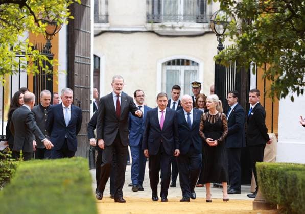 King Felipe VI visits the exhibition Cayetana Grande de Espana in Seville King Felipe VI 1i , accompanied by the Minister of Agriculture, Fisheries and Food, Luis Planas 2i the President of the Parliament of Andalusia, Jesus Aguirre 2d the Minister of Culture and Sport, Patricia del Pozo and the Mayor of Seville, Jose Luis Sanz, arriving at the opening ceremony of the exhibition Cayetana Grande de Espana , which commemorates the centenary of the birth of Cayetana de Alba On March 4, 2026 in Seville Andalusia, Spain Felipe VI inaugurates the exhibition Cayetana Grande de Espana at the Palacio de Las Duenas The exhibition curated by Eugenia Martínez de Irujo and Cristina Carrillo de Albornoz has been promoted by the Casa de Alba Foundation o Copyright: xRocioxRuzx 7338073