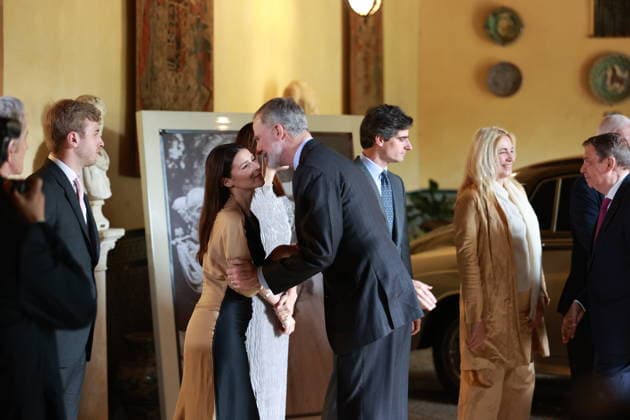 King Felipe VI visits the exhibition Cayetana Grande de Espana in Seville King Felipe VI greets on his arrival at the opening ceremony in Seville of the exhibition Cayetana Grande de Espana , which commemorates the centenary of the birth of Cayetana de Alba On March 4, 2026 in Seville Andalusia, Spain Felipe VI inaugurates the exhibition Cayetana Grande de Espana at the Palacio de Las Duenas The exhibition curated by Eugenia Martínez de Irujo and Cristina Carrillo de Albornoz has been promoted by the Casa de Alba Foundation on the occasion of the centenary of the birth of the XVIII Duchess of Alba, Cayetana Fitz James Stuart After three years of research, the exhibition contains a selection of almost 200 pieces including works of art, haut  Copyright: xRocioxRuzx 7338083